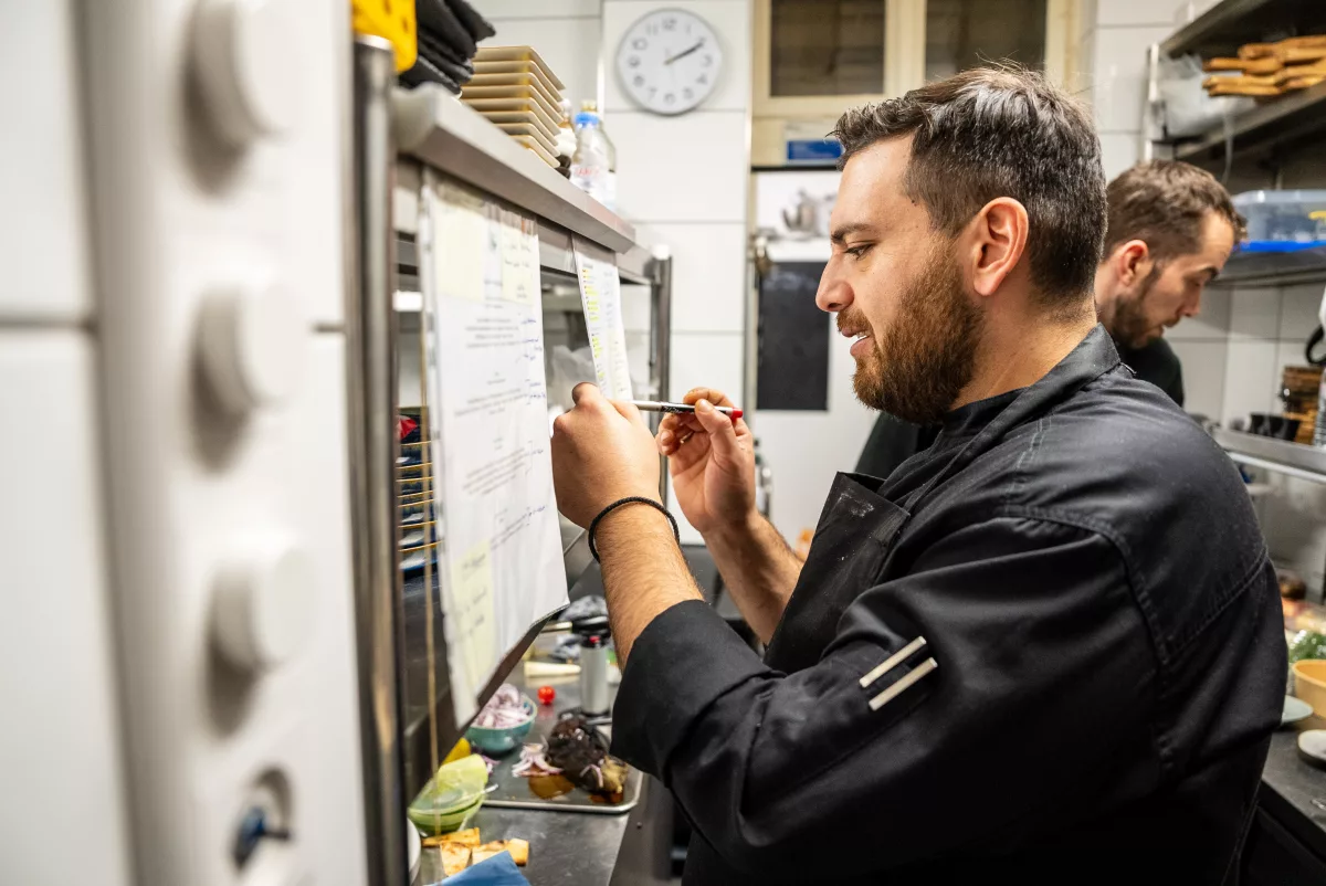 Chef Chris bei der Zubereitung eines mediterranen Menüs - Tergon Private Cooking Chef Chris bei der Zubereitung eines mediterranen Menüs - Tergon Private Cooking