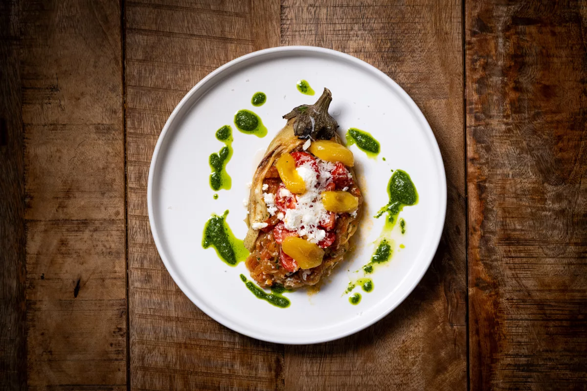 Auberginen Imam
Grill Aubergine / Zwiebel / Datterino Tomaten / Feta Käse / Petersilien Pesto
