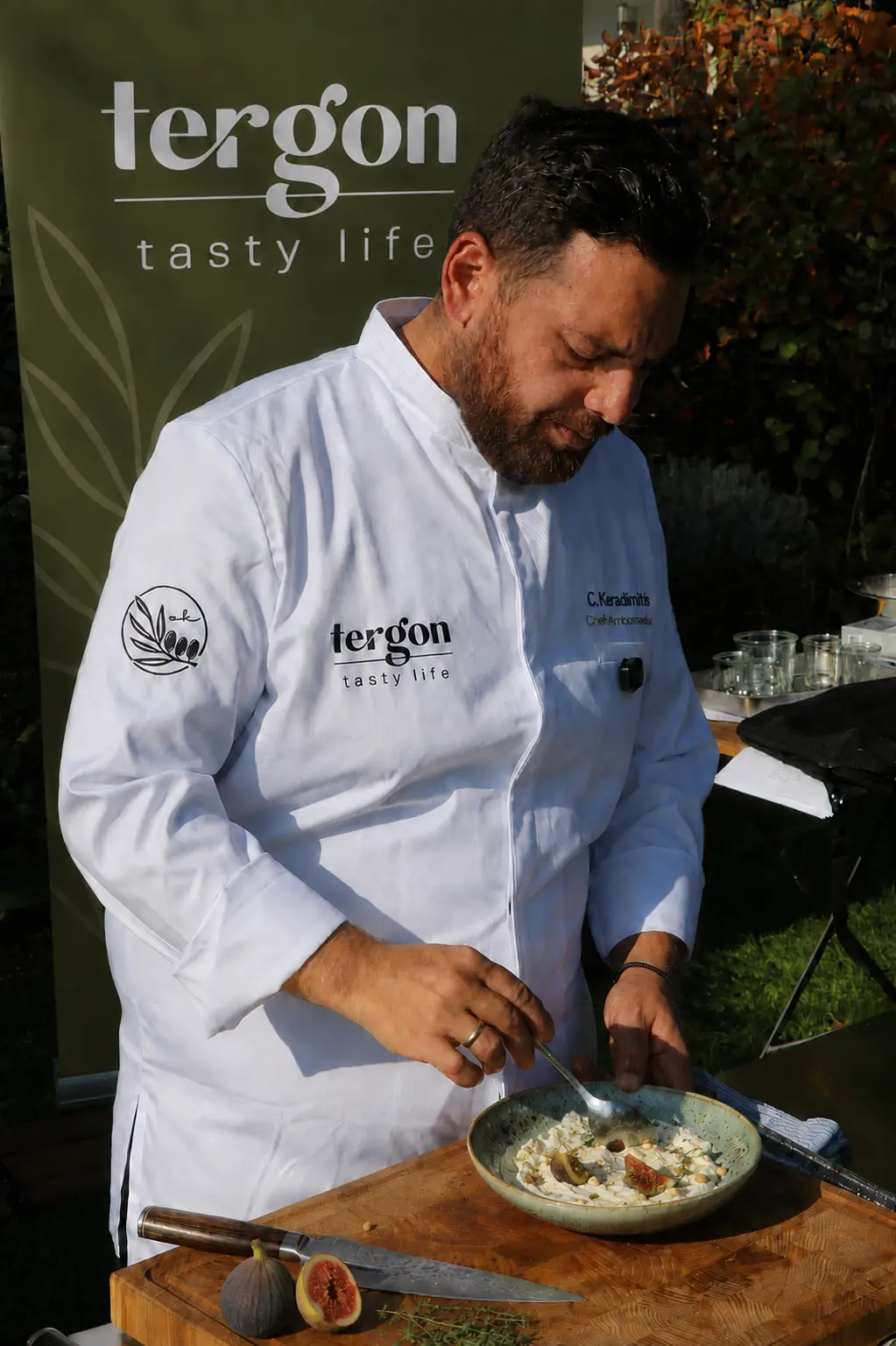 Mietkoch Chris von Tergon bereitet gegrillte Pfälzer Feigen auf cremigem griechischem Ziegenkäse zu.