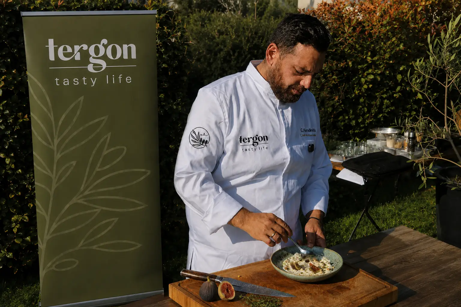 Mietkoch Chris bereitet im Freien ein mediterranes Fine-Dining-Gericht mit Pfälzer Feigen und griechischem Ziegenkäse zu.
