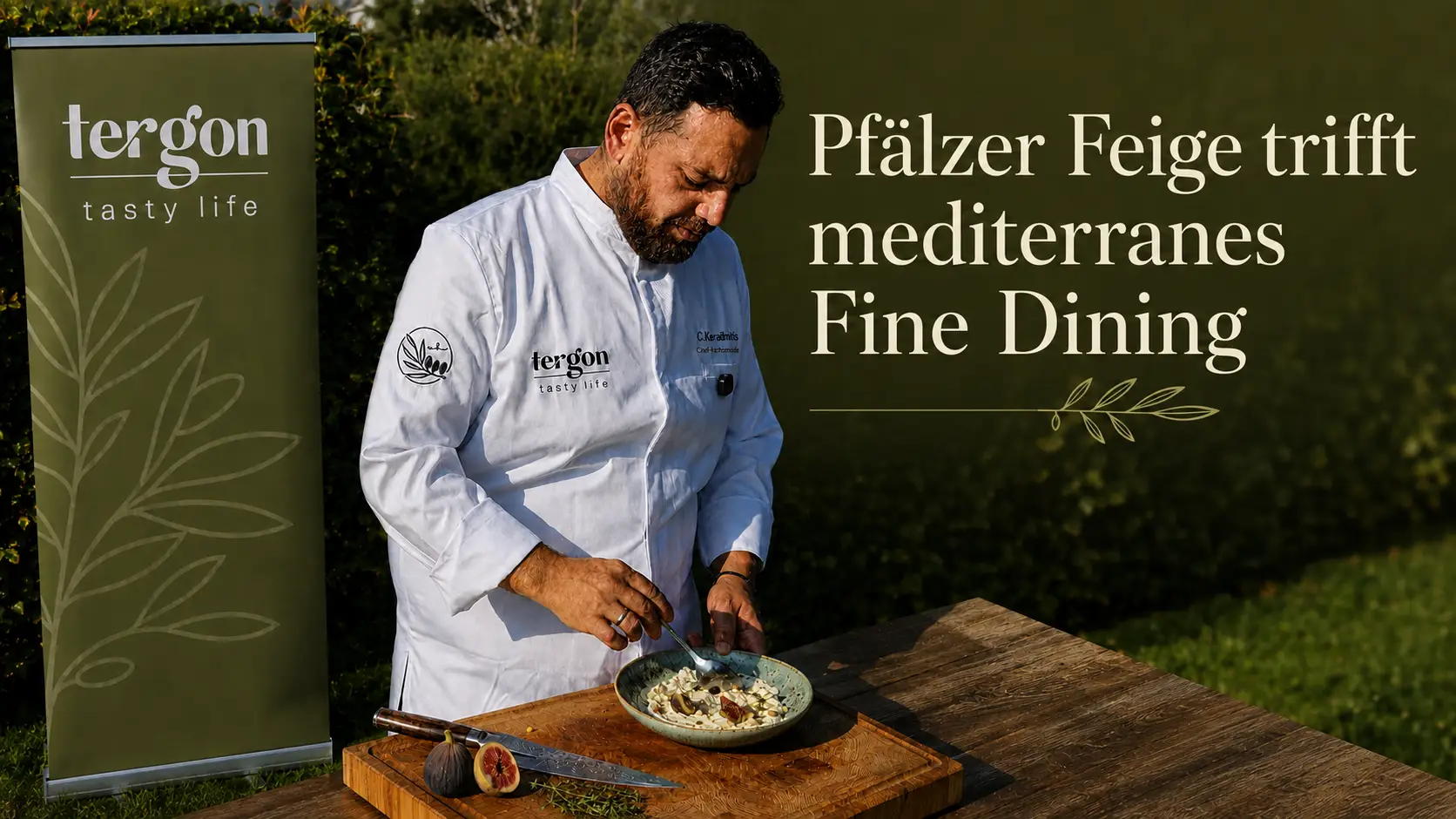 Artikelbild „Pfälzer Feige trifft mediterranes Fine Dining“ mit Mietkoch Chris bei der Zubereitung eines Feigengerichts.
