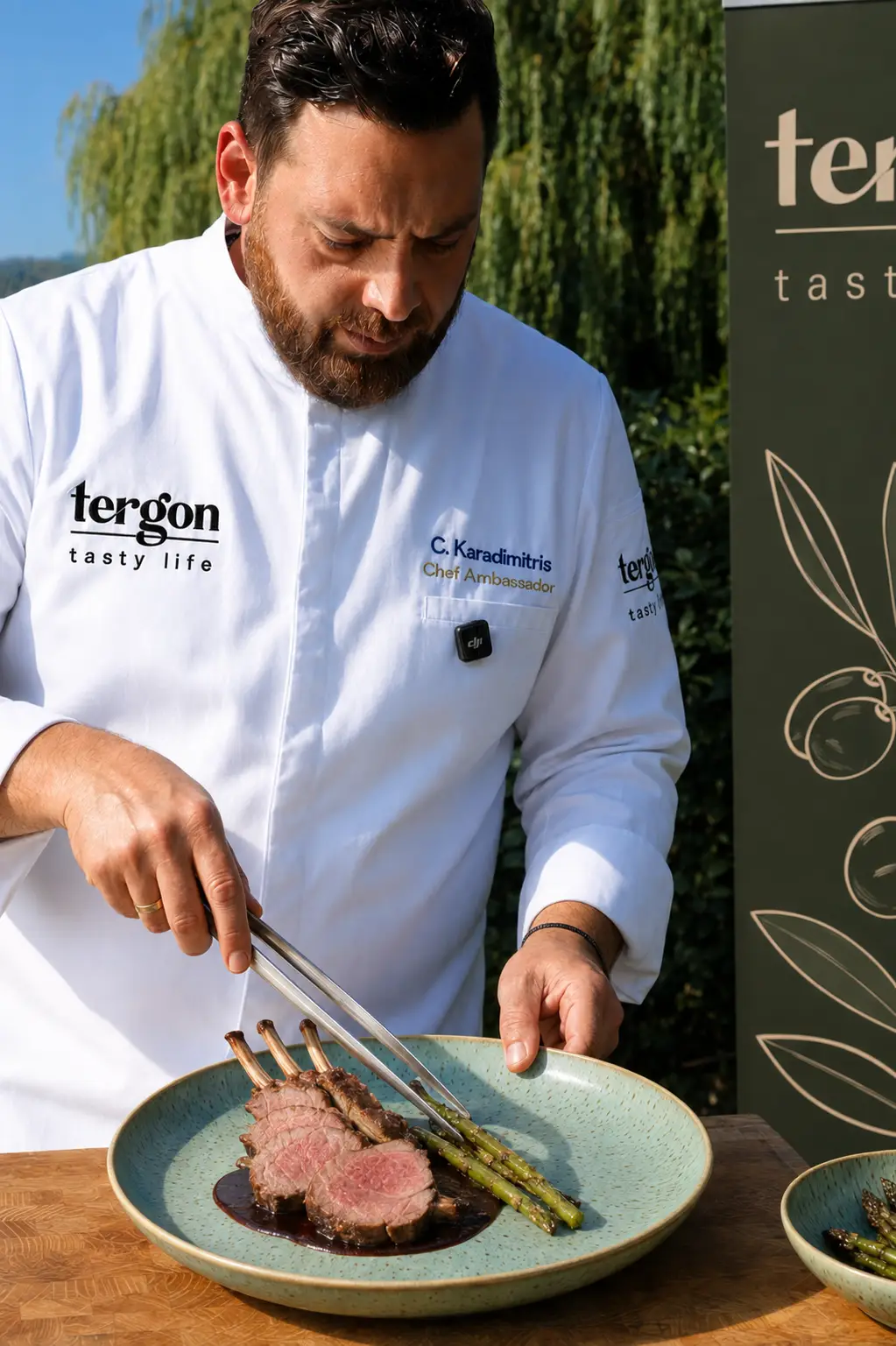 Chef Chris Karadimitris richtet rosa gebratene Lammkrone mit gegrilltem wildem Spargel und Portwein-Feigen-Reduktion an.
