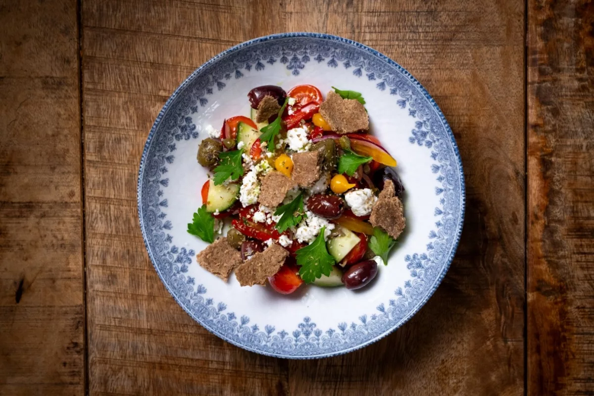 Choriatiki Salat
Datterino Tomaten / Feld Gurken / Paprika / Zweibeln / Kalamata Oliven / Feta Käse / Ntakos Zwieback / Oregano / Extra Vergine Olivenöl
