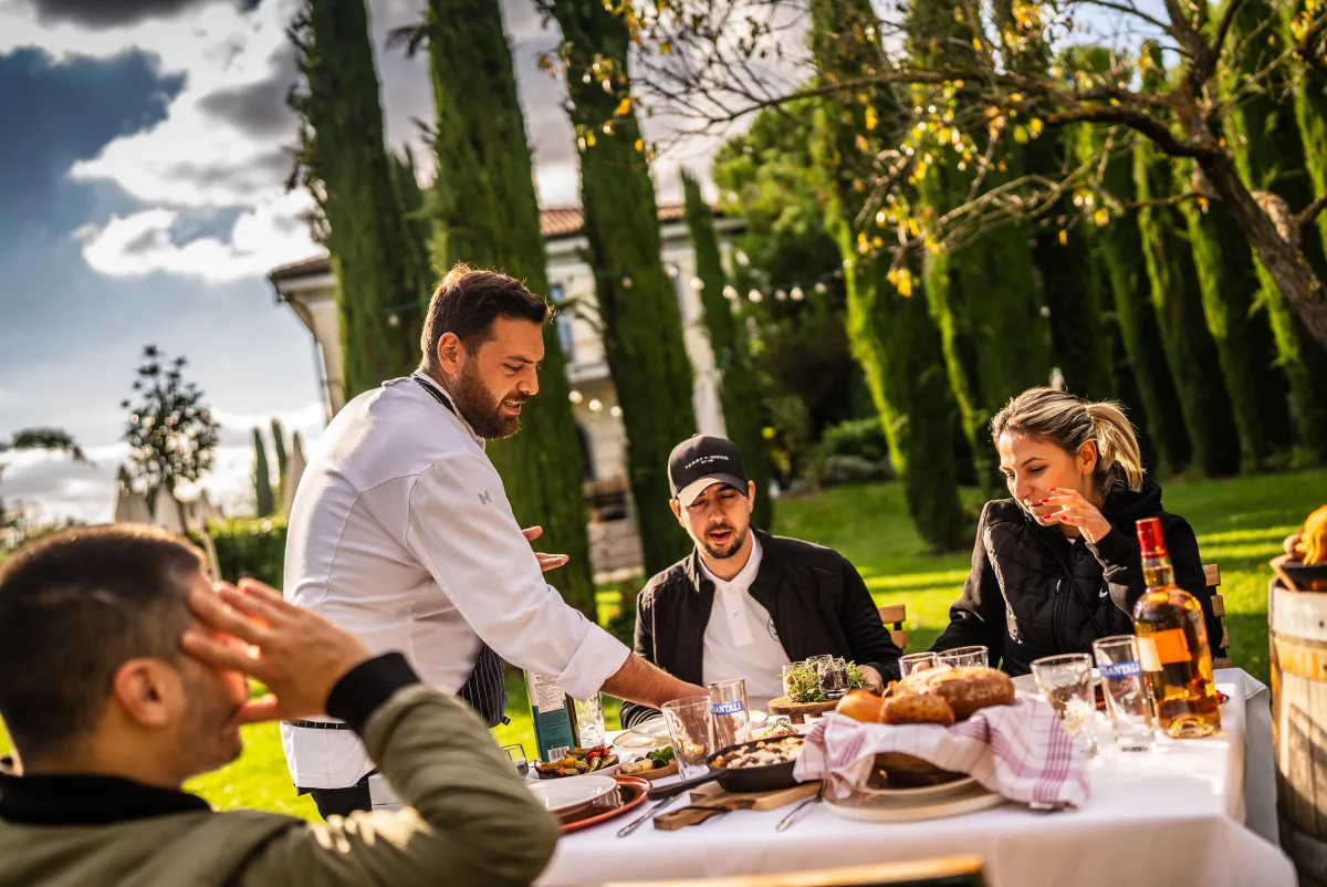 Meze Konzept – Mediterrane Vielfalt zum Teilen Griechischer Meze Tisch mit Tzatziki, Tomatenkeftedes und mediterranen Vorspeisen beim Private Dinner