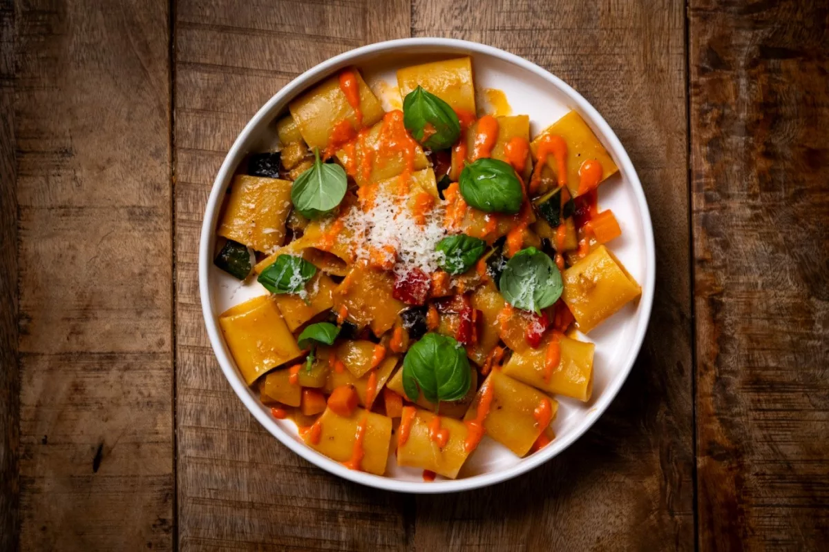 Pasta Tourlou
Frische Paccheri / Mediterrane Gemüse / Florinis Paprika Creme / Graviera Käse / Basilikum
