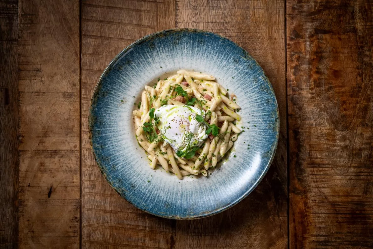 Skoufichta Carbonara Art
Skoufichta Nudeln / Graviera Käse / Apaki / Pochierte Ei
