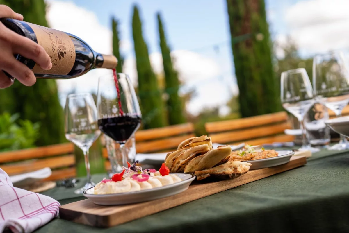 Exklusives Valentinstag Dinner Erlebnis - Tergon | Tasty Life Ein romantisches Valentinstag Dinner mit exzellentem Wein und mediterranen Spezialitäten, serviert in privater Atmosphäre von Tergon.