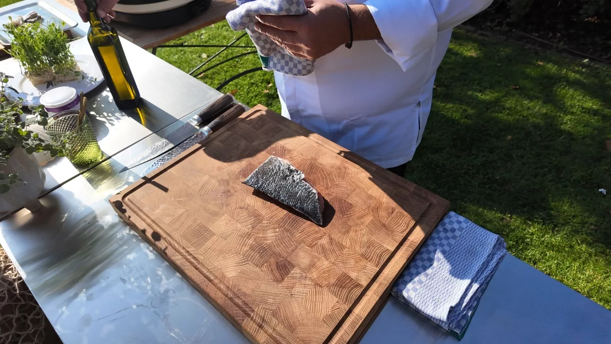 Mietkoch Chris bereitet frischen Fisch und Garnelen live auf der Plancha bei einem exklusiven Private Dinner in Frankenthal zu.