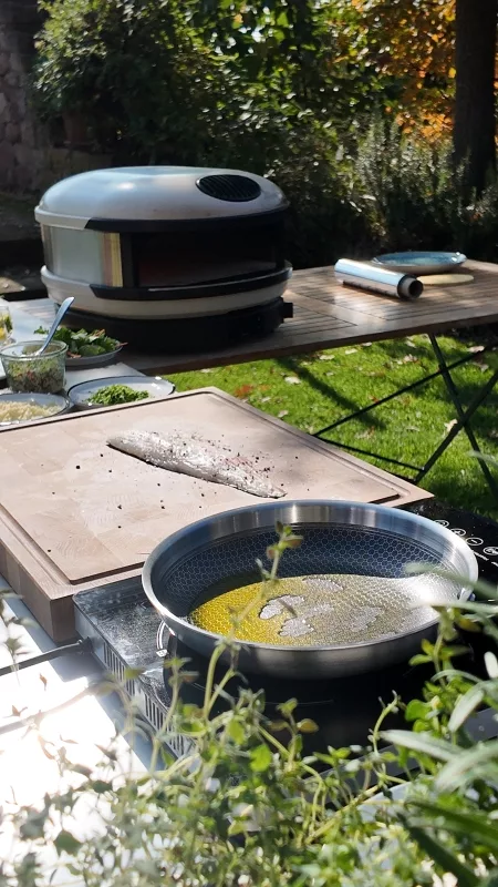 Live Cooking Station Frankenthal Ein mobiler Outdoor-Grill und eine Plancha-Station im Garten für ein maritimes Live Cooking Event in Frankenthal.