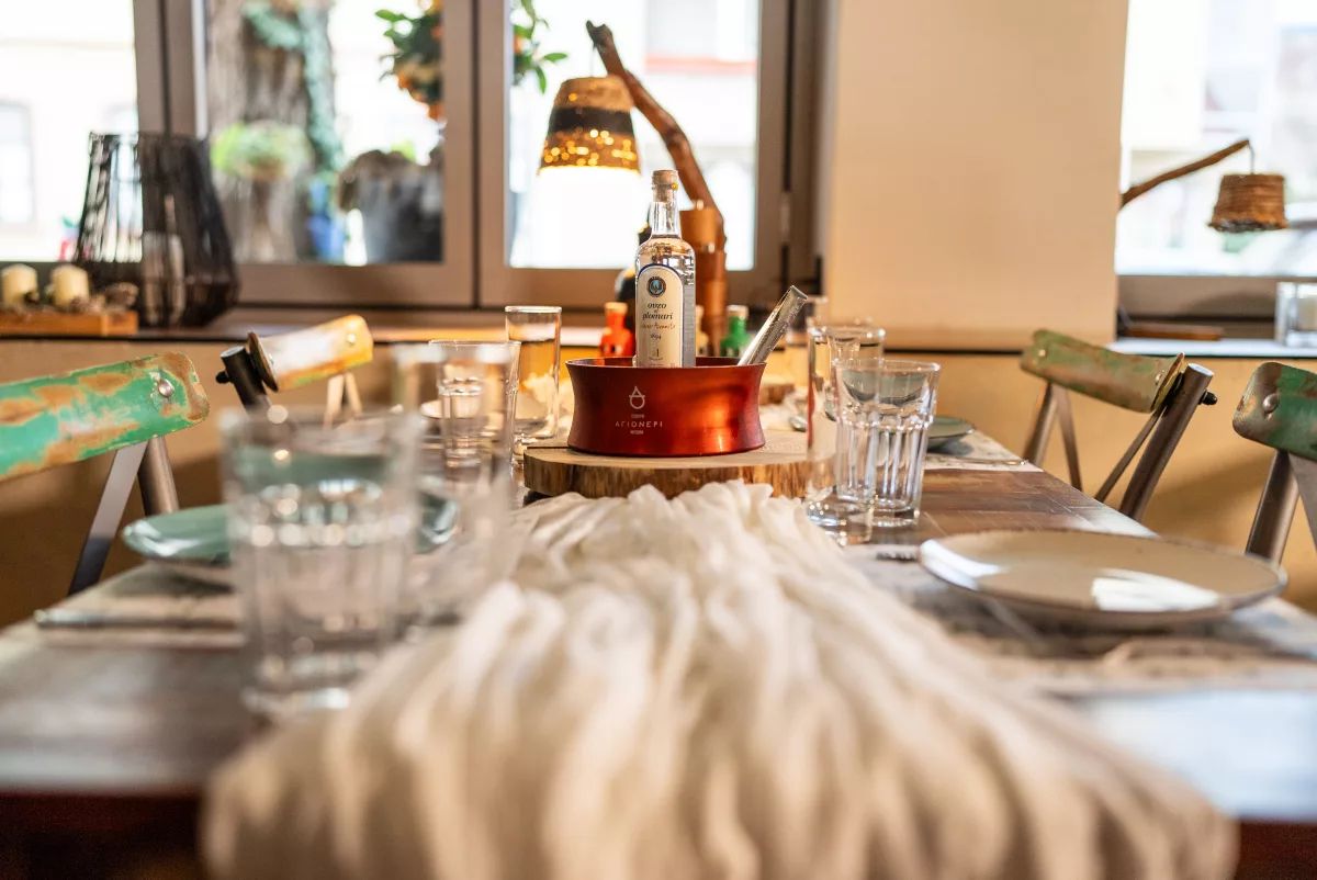 Ouzo Aperitif – Der perfekte Start in die griechische Ostertafel Griechischer Ouzo als Aperitif bei der Ostertafel – authentischer Genuss beim Private Dinner in Frankenthal