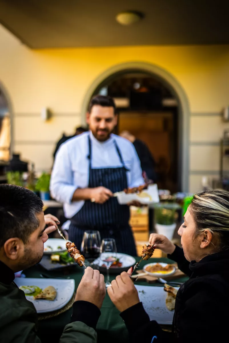 Magiritsa neu interpretiert – Griechische Ostersuppe modern Traditionelle Magiritsa als leichte Frühlingssuppe mit Kräutern und Zitrone modern serviert